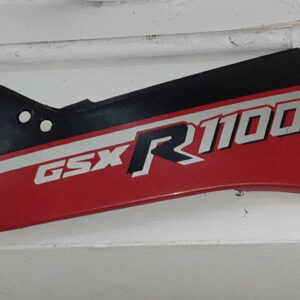 Tapa lateral trasera derecha original para Suzuki GSX-R 1100 (1987), carenado en color rojo y negro con gráficos oficiales.