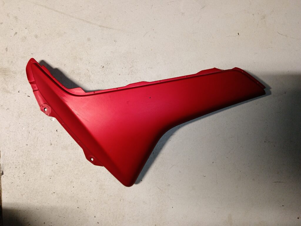 Tapa lateral trasera derecha color rojo para motocicleta Yamaha NMAX, vista exterior del carenado con puntos de anclaje.