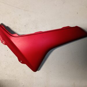 Tapa lateral trasera derecha color rojo para motocicleta Yamaha NMAX, vista exterior del carenado con puntos de anclaje.