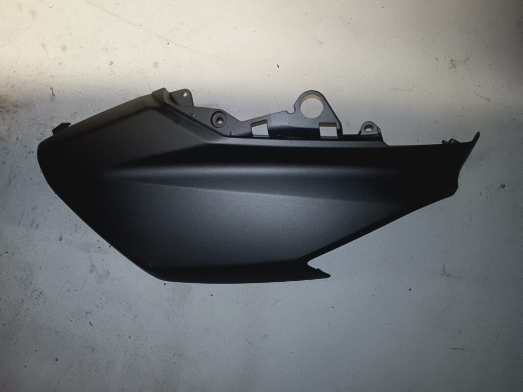 Tapa lateral trasera izquierda de colín para Yamaha TMAX 500. Carenado original en color negro mate verificado.