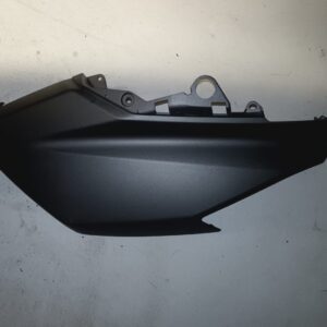 Tapa lateral trasera izquierda de colín para Yamaha TMAX 500. Carenado original en color negro mate verificado.