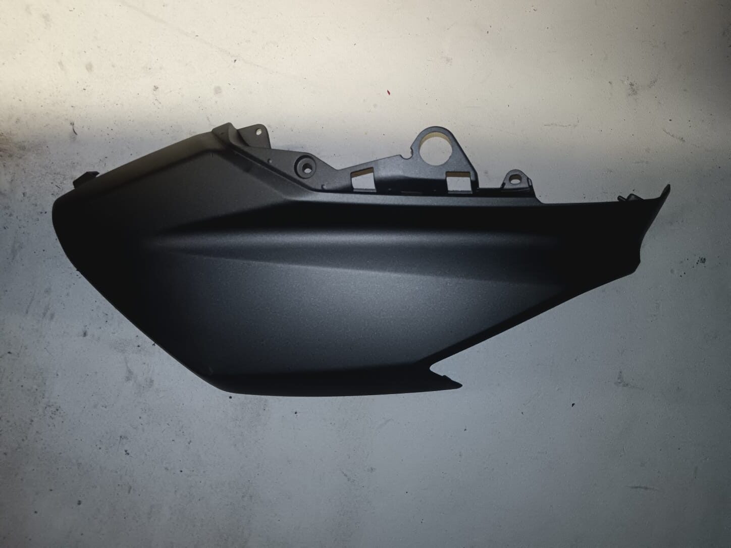 Tapa lateral trasera izquierda de colín para Yamaha TMAX 500. Carenado original en color negro mate verificado.