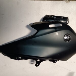 Tapa lateral izquierda negra para Yamaha XMAX 125, compatible con modelos de los años 2010-2013. Recambio original de calidad.