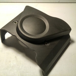 Vista exterior de la tapa de piñón de ataque original de plástico negro para la transmisión de la motocicleta Honda CBR 125 R.