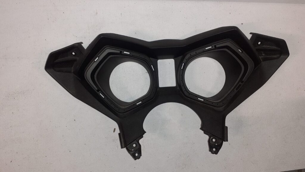 Tapa de relojes original para Yamaha X-MAX 125 modelos 2014 a 2017 recuperada en excelente estado de conservación.