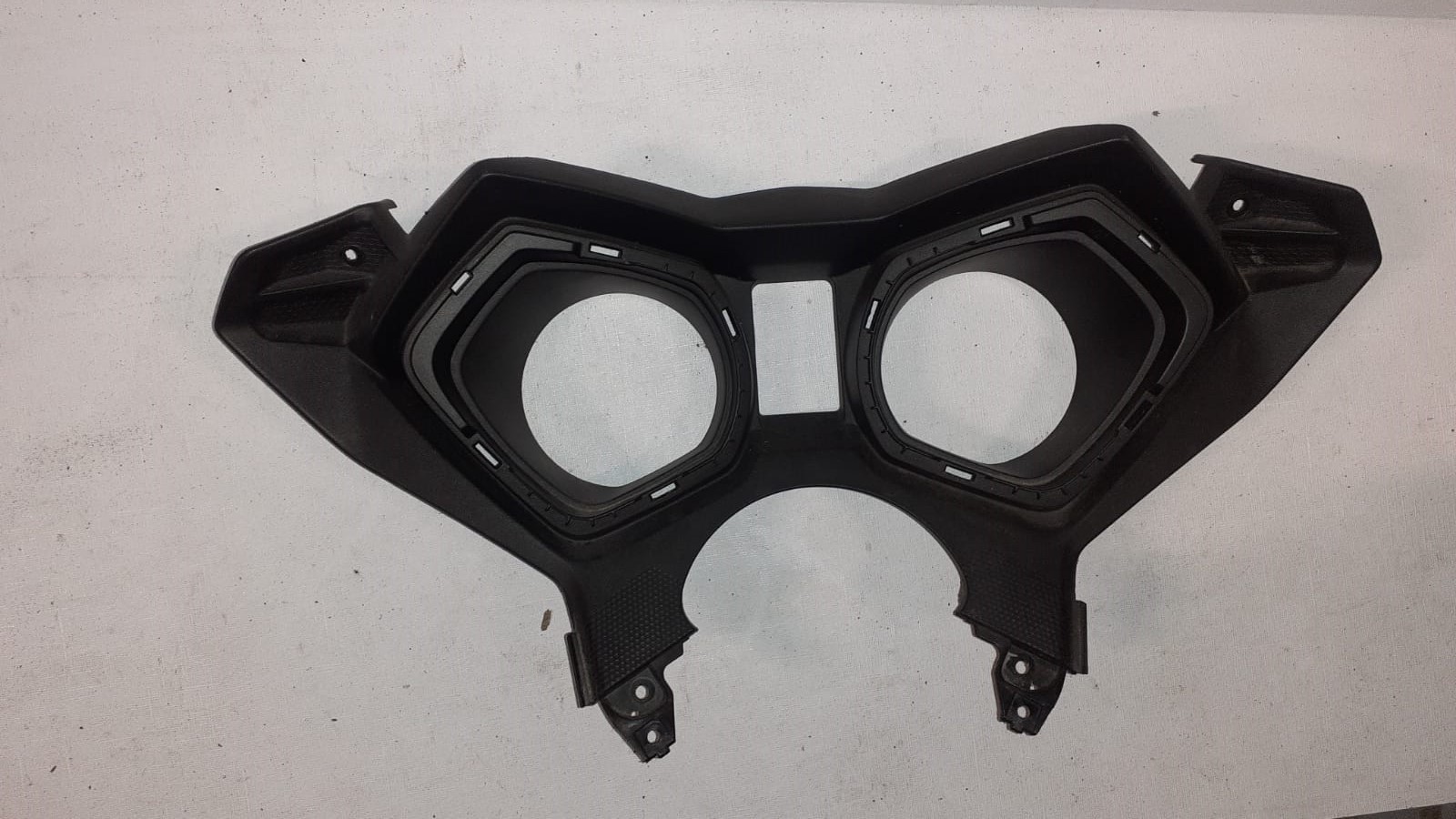 Tapa de relojes original para Yamaha X-MAX 125 modelos 2014 a 2017 recuperada en excelente estado de conservación.
