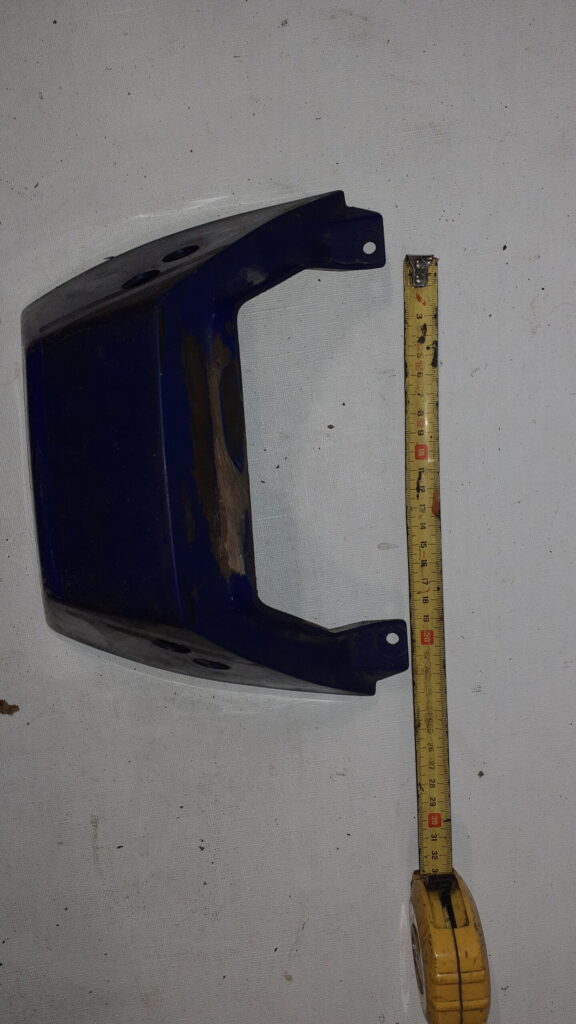 Tapa unión colín Suzuki GSXR 750 (1988-1990) azul oscuro con cinta métrica. Recambio usado para restauración.