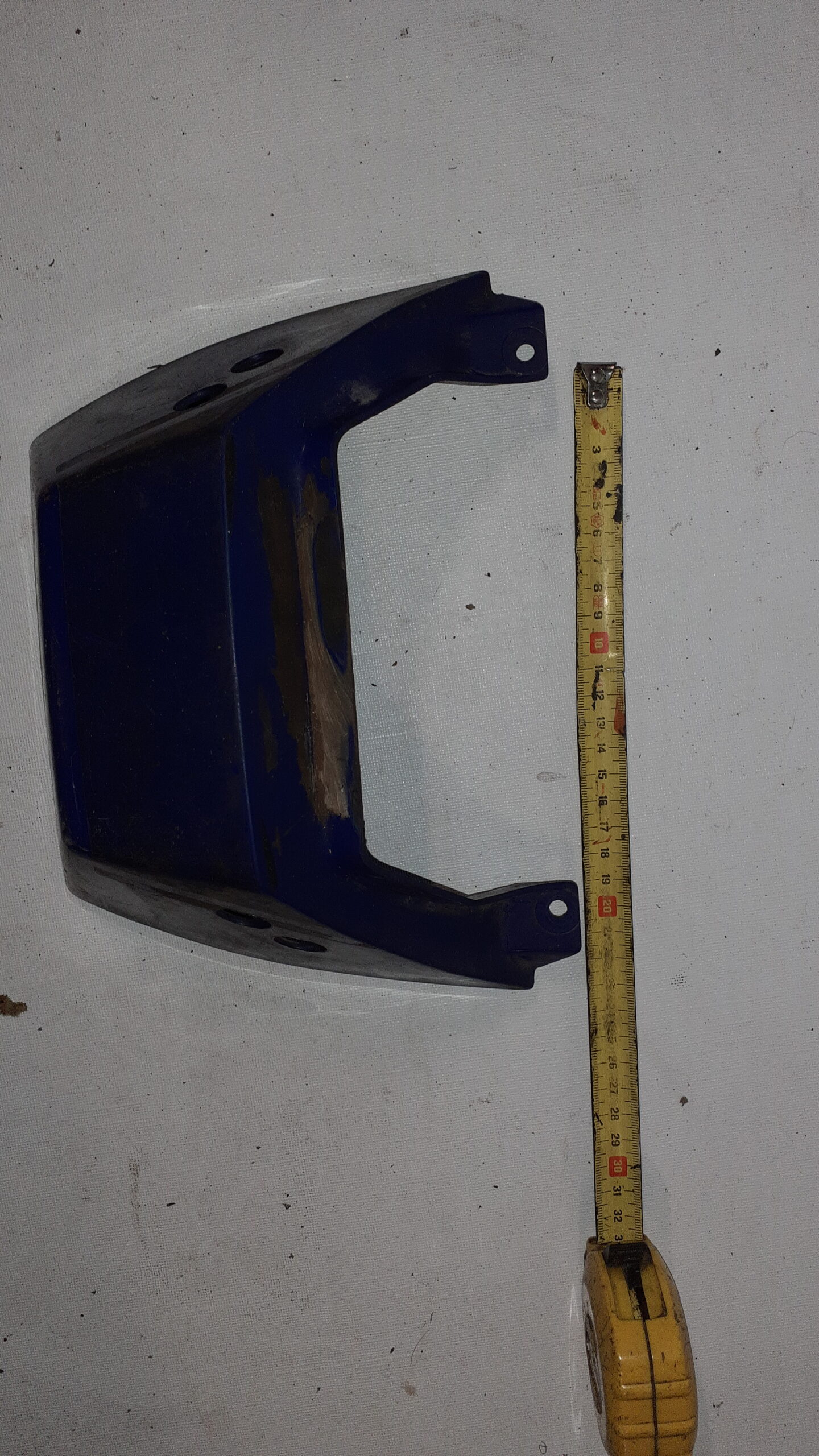 Tapa unión colín Suzuki GSXR 750 (1988-1990) azul oscuro con cinta métrica. Recambio usado para restauración.