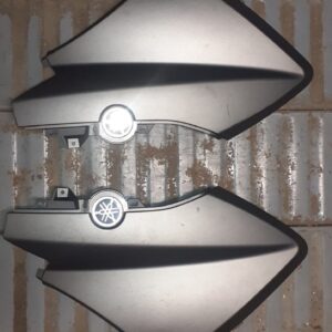 Juego de tapas laterales traseras para Yamaha X-MAX 125 (2017) en color gris mate, recambio original con emblemas Yamaha incluidos.