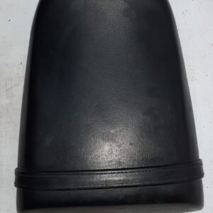 Vista superior de la tapicería de cuero sintético negro de un asiento trasero usado para moto Suzuki GSX-R 750 (1992-1993).