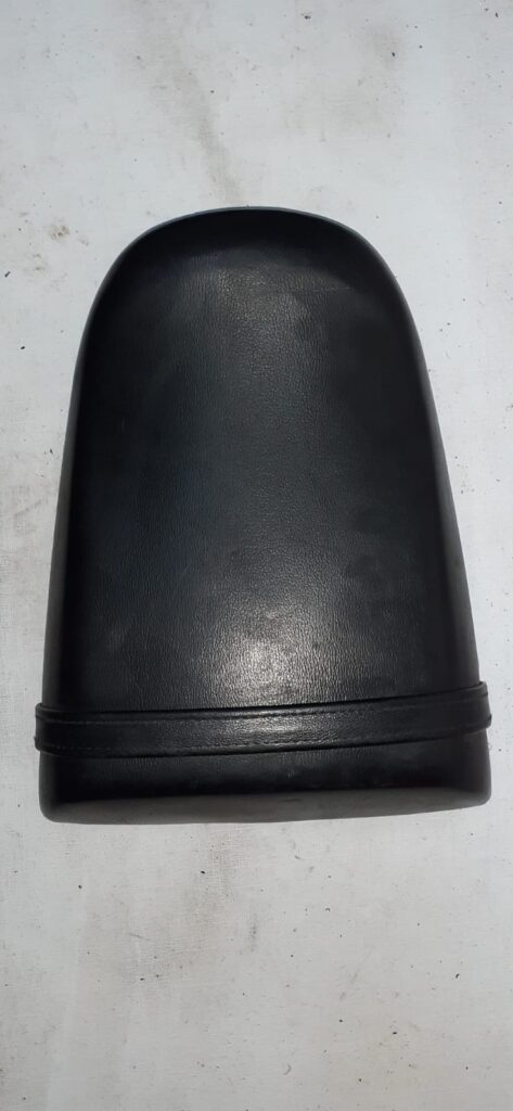 Vista superior de la tapicería de cuero sintético negro de un asiento trasero usado para moto Suzuki GSX-R 750 (1992-1993).
