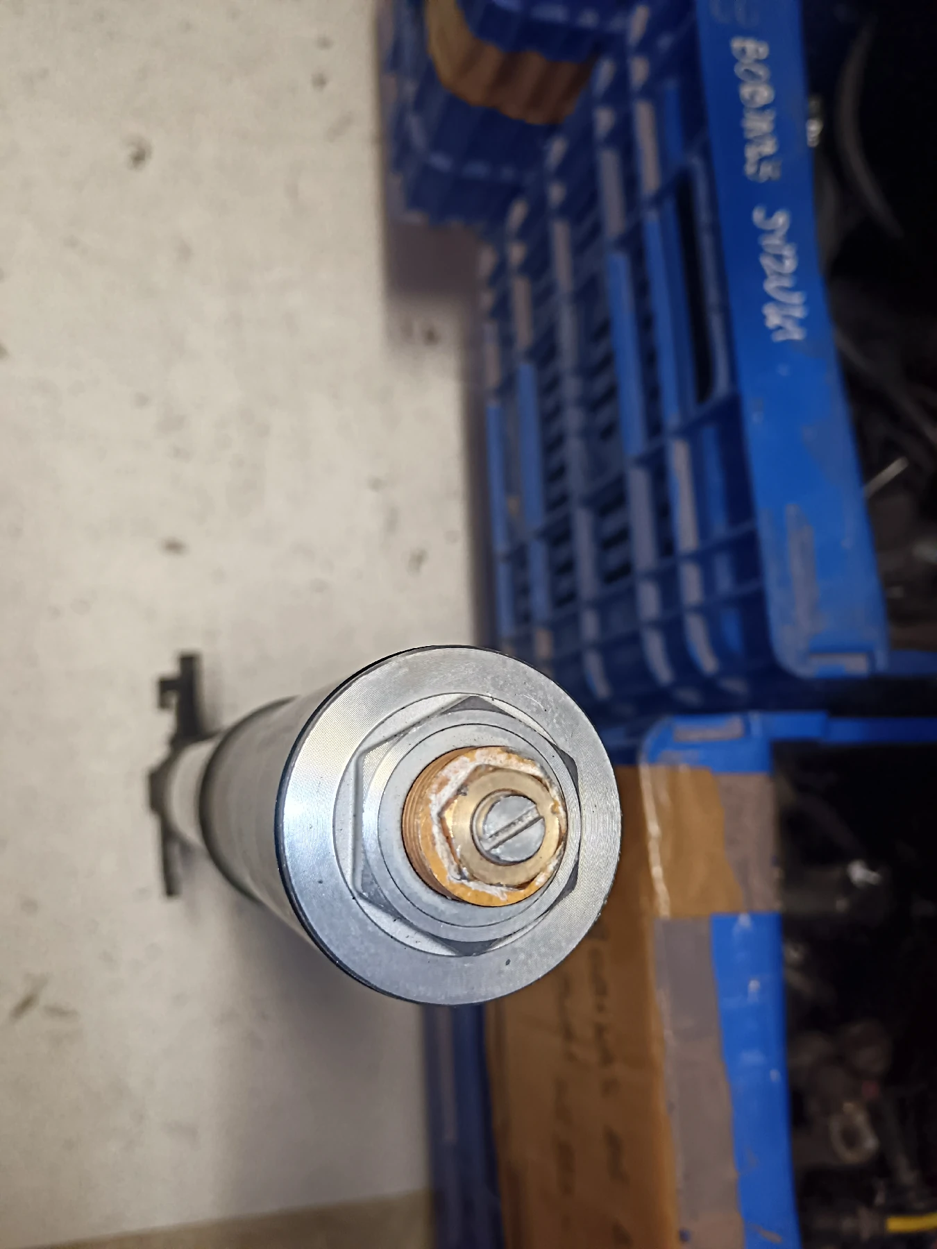Tapón superior con regulador de precarga y extensión para horquilla izquierda de Yamaha R1 2002 RN09 en buen estado.