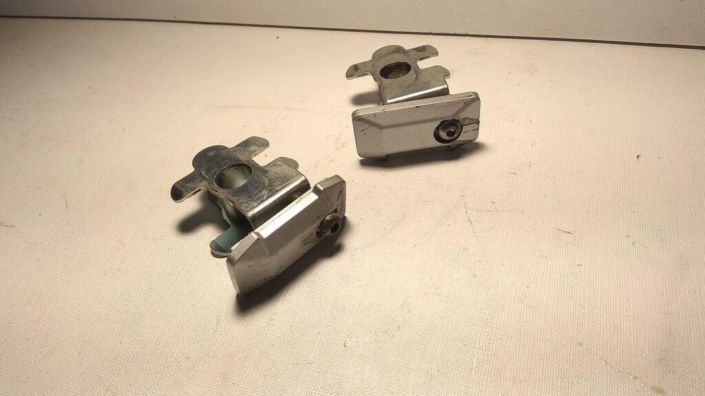 Pareja de tensores de cadena originales para basculante de Suzuki V-Strom 650 modelo 2011.