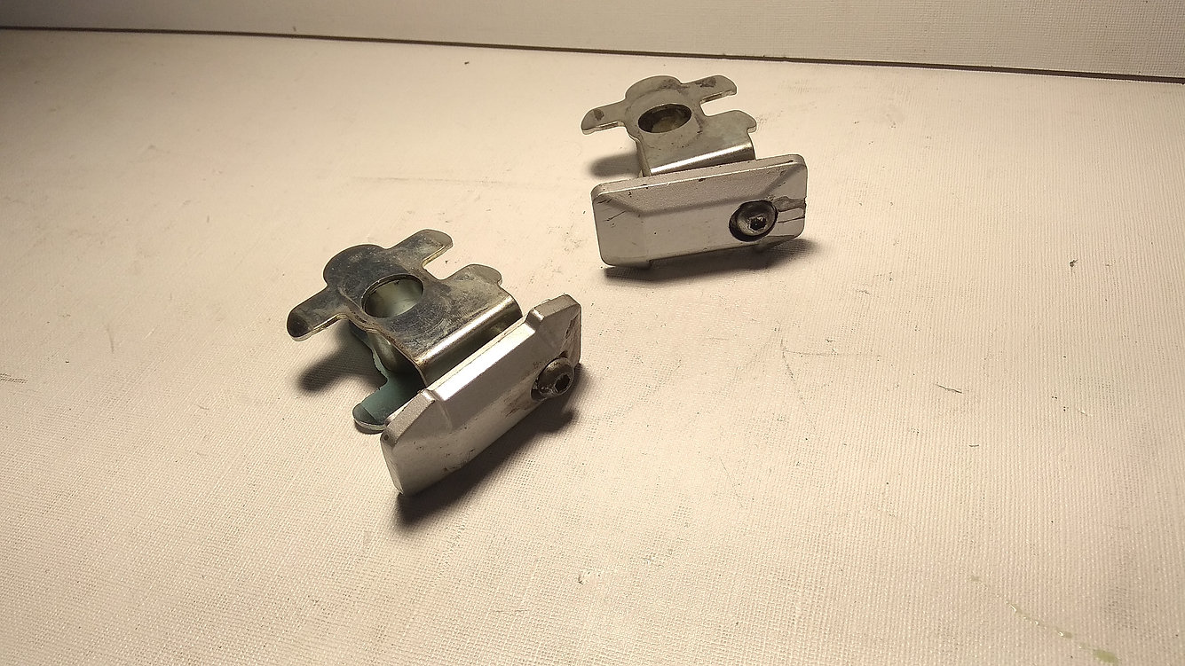 Pareja de tensores de cadena originales para basculante de Suzuki V-Strom 650 modelo 2011.
