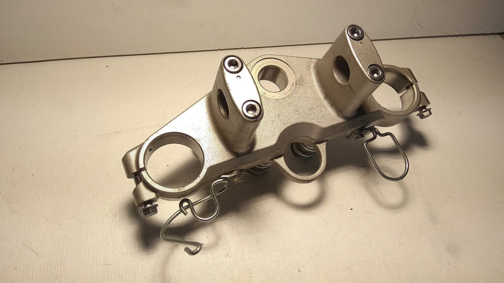 Tija superior de dirección original con soportes de manillar para Suzuki V-Strom 650 modelo 2011.