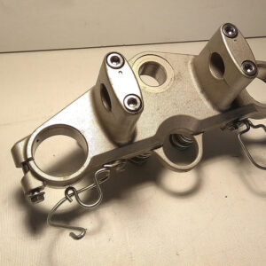 Tija superior de dirección original con soportes de manillar para Suzuki V-Strom 650 modelo 2011.