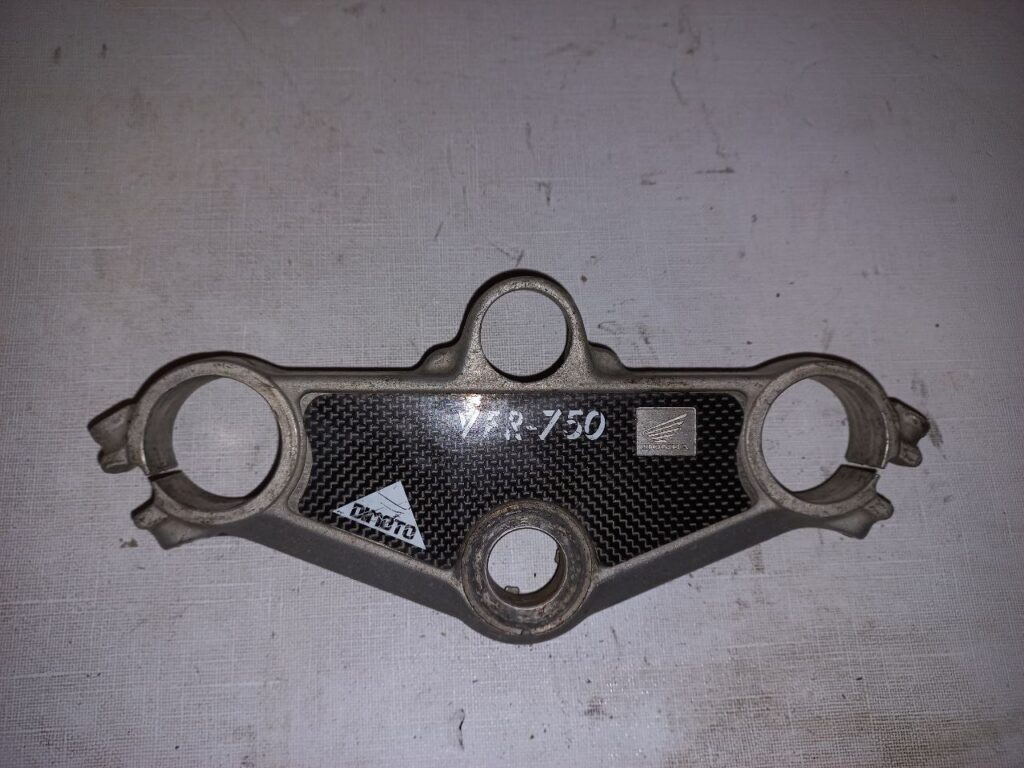Tija superior original para Honda VFR 750 (1990) con protector de tija efecto fibra de carbono.