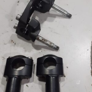 Juego de torretas de manillar originales para moto. Soportes elevadores de aluminio en color negro, recambio verificado.