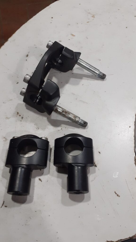 Juego de torretas de manillar originales para moto. Soportes elevadores de aluminio en color negro, recambio verificado.