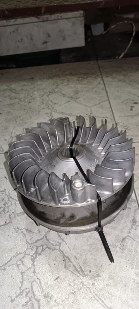Variador completo original para Yamaha X-MAX 400 año 2018 con 8000 km, recambio recuperado en perfecto estado.