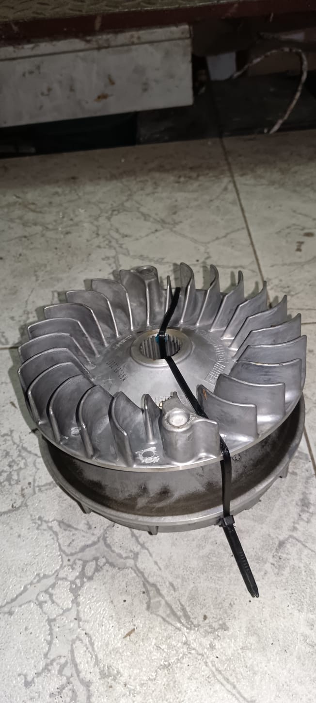 Variador completo original para Yamaha X-MAX 400 año 2018 con 8000 km, recambio recuperado en perfecto estado.