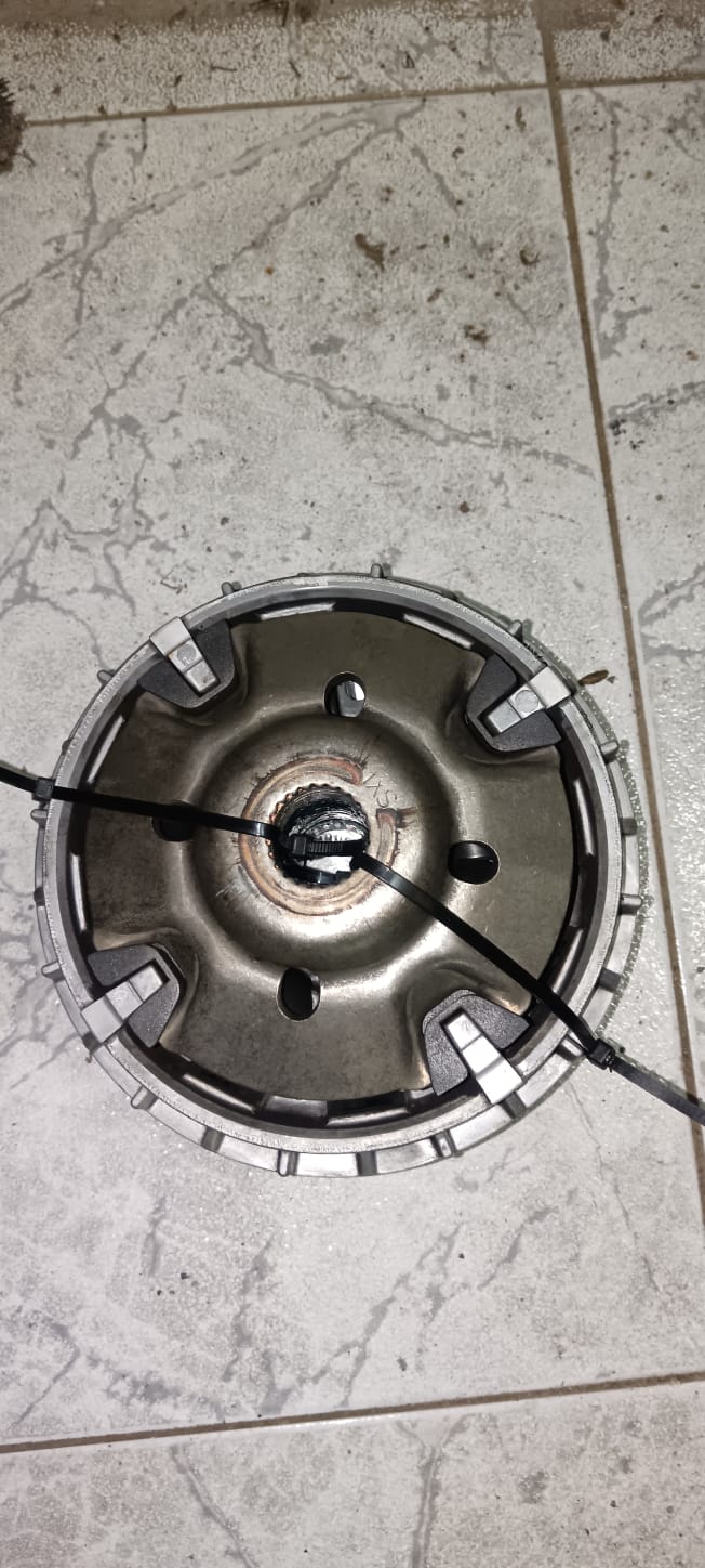 Variador original para Yamaha X-MAX 400 año 2018 con solo 8000 km, pieza recuperada en excelente estado.