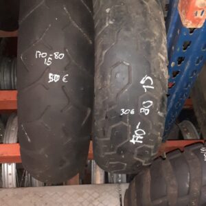 Varias unidades de neumáticos traseros 170/80-15. Gomas recuperadas con distintos dibujos para motos custom y maxiscooters.