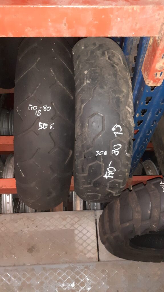 Varias unidades de neumáticos traseros 170/80-15. Gomas recuperadas con distintos dibujos para motos custom y maxiscooters.