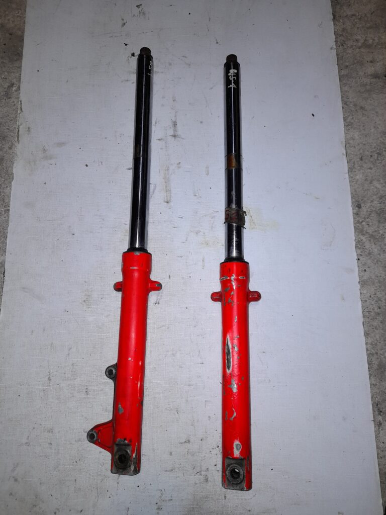Horquilla y barras de dirección originales para moto Honda NS1, vista frontal de la pieza de recambio.