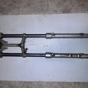 Horquilla delantera completa para motocicleta Honda NS 125, vista general del recambio en buen estado de conservación.