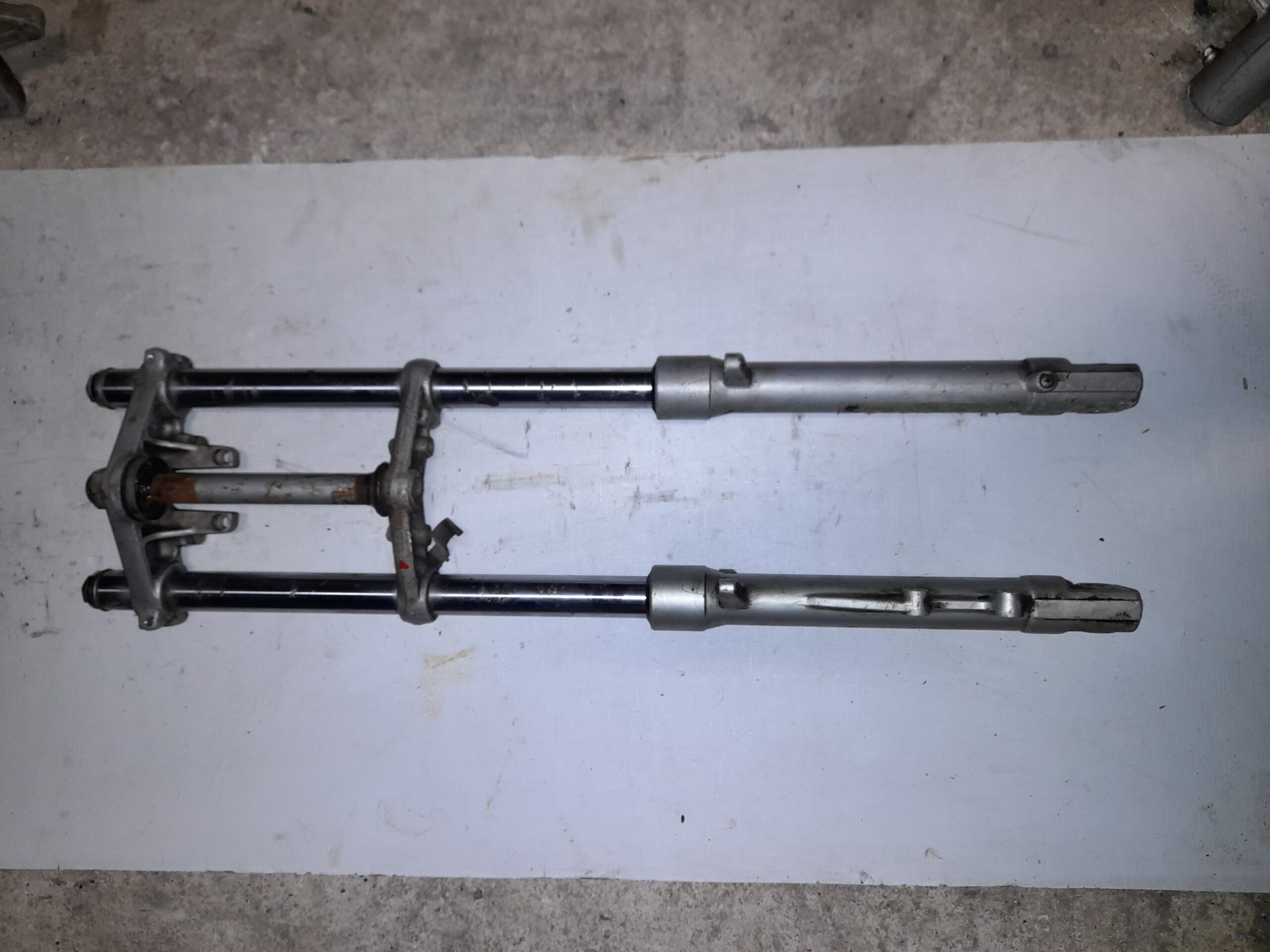 Horquilla delantera completa para motocicleta Honda NS 125, vista general del recambio en buen estado de conservación.
