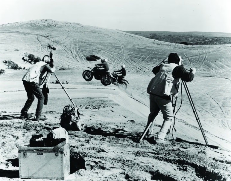 Equipo de filmación rodando escenas de motocross en las dunas de Baja California para el documental On Any Sunday.