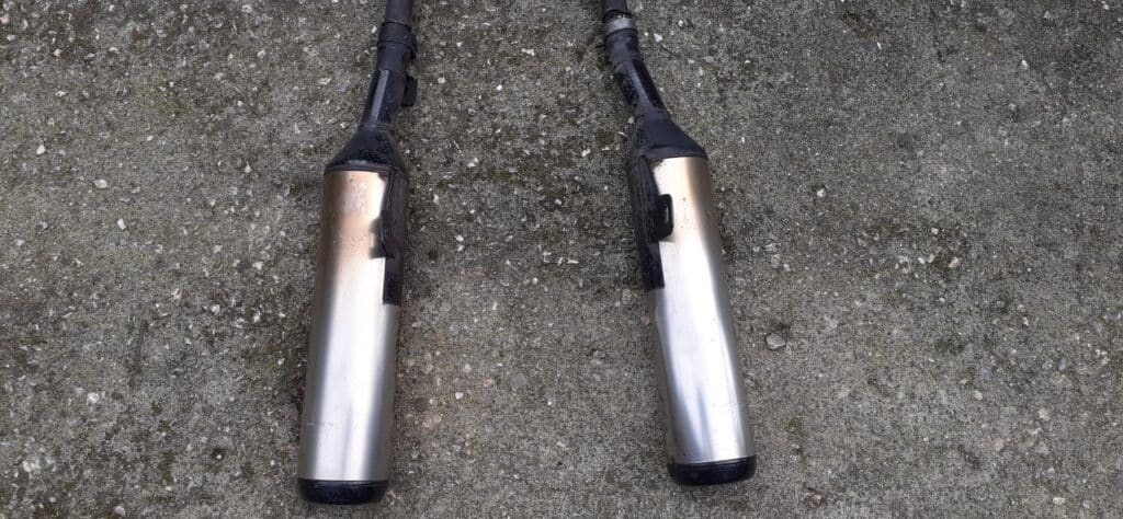 Pareja de escapes Sito para Kawasaki GPZ 600, modelos de 1990 a 1992, mostrando ambos silenciosos desde una vista superior.