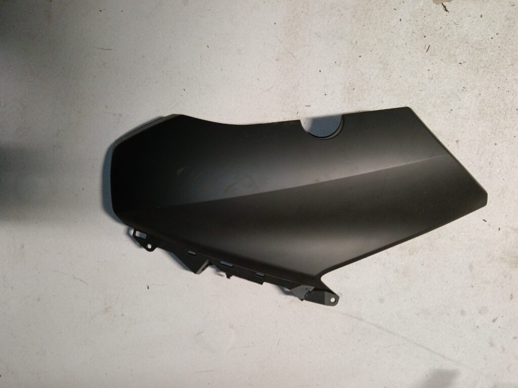 Tapa lateral derecha original para Yamaha XMAX 125, pieza de carenado en perfecto estado, lista para su instalación.
