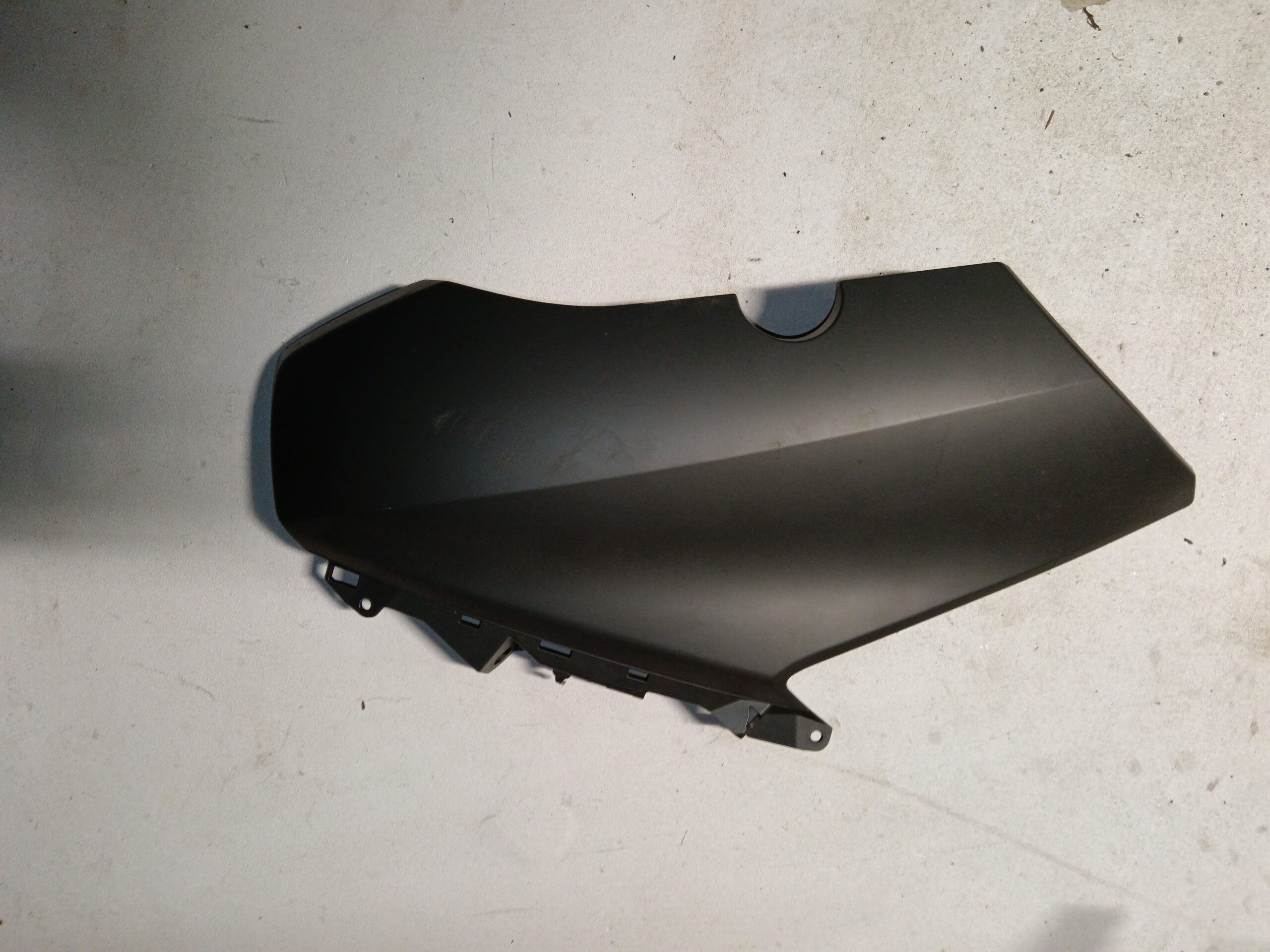 Tapa lateral derecha original para Yamaha XMAX 125, pieza de carenado en perfecto estado, lista para su instalación.