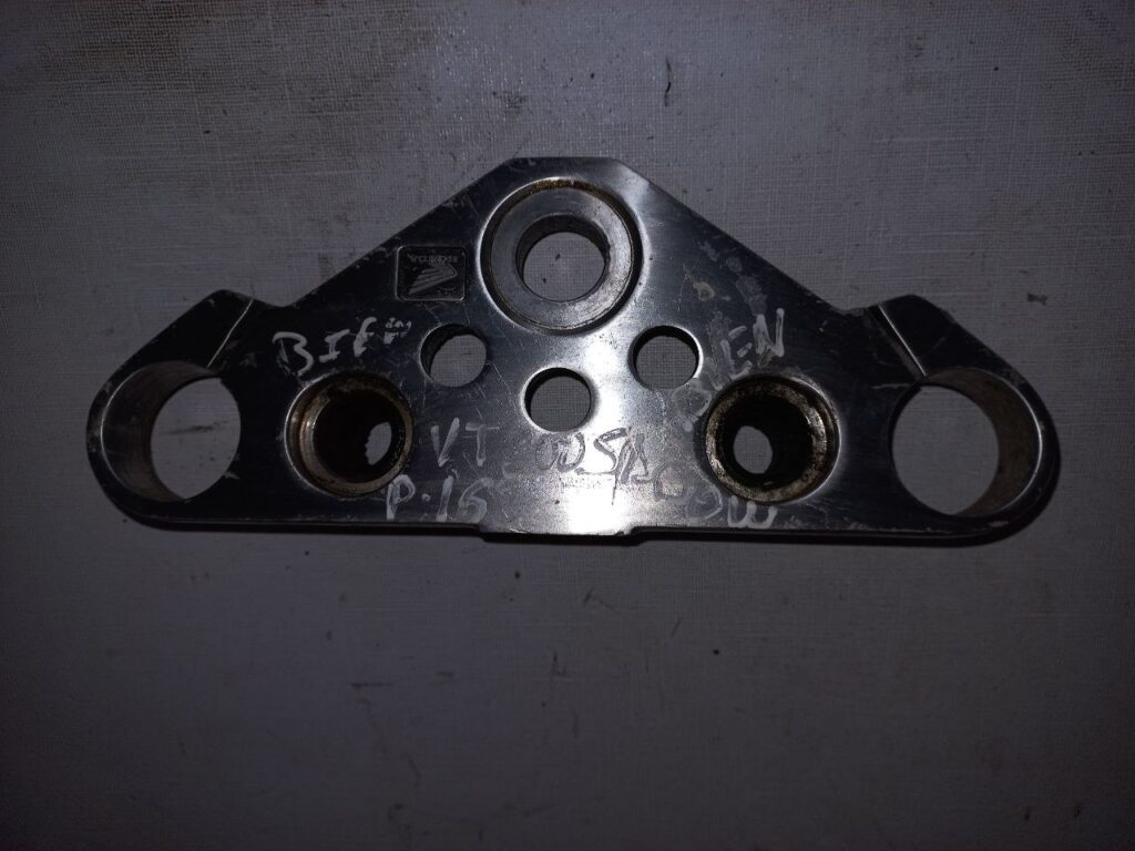 Tija superior de dirección para motocicleta Honda VT 600 Shadow, vista frontal detallada de la pieza metálica original.