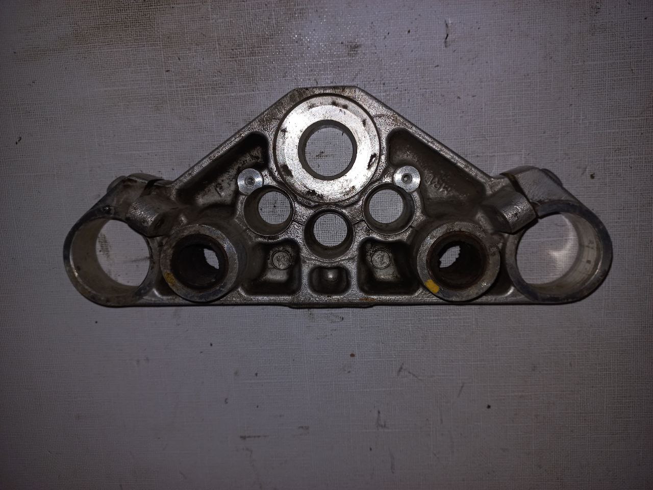 Vista inferior detallada de la tija superior de dirección para Honda VT 600 Shadow, mostrando la estructura interna original.