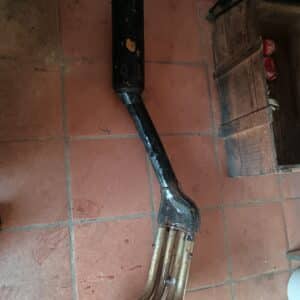 Sistema de escape completo, incluyendo colectores y silencioso, para motocicleta Yamaha FZ 750 del año 1986.