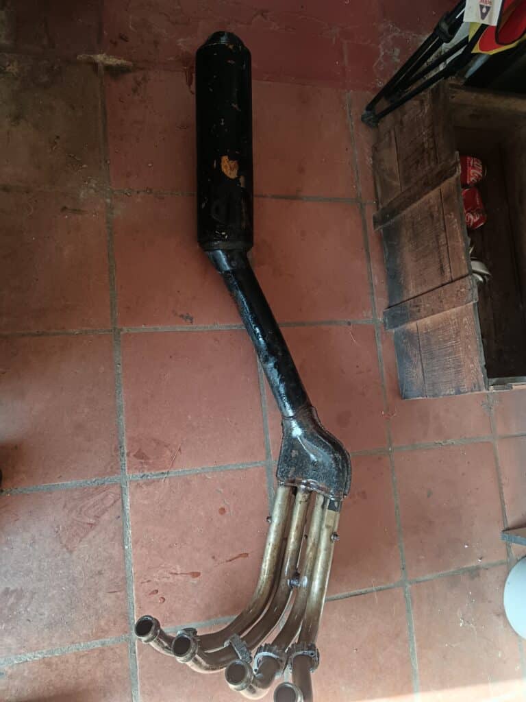 Sistema de escape completo, incluyendo colectores y silencioso, para motocicleta Yamaha FZ 750 del año 1986.
